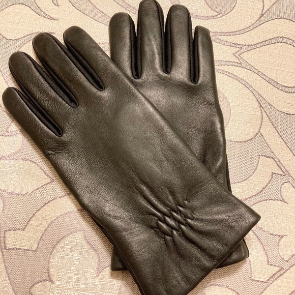 isotoner Accessories - Black Leather Gloves